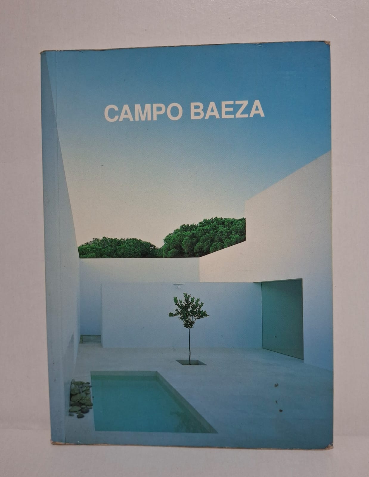 Campo Baeza Alberto Campo Baeza Ce livre fait découvrir l’architecture moderne et minimaliste de Campo Baeza à travers plusieurs projets célèbres.