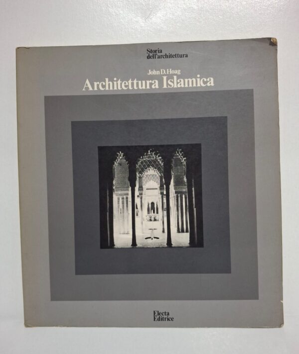 L’ouvrage explique le développement de l’architecture islamique dans plusieurs pays musulmans. Il décrit les mosquées, palais et monuments historiques avec leurs formes géométriques, décorations et techniques artistiques. Ce livre permet de comprendre la richesse culturelle et artistique de l’architecture islamique à travers l’histoire.