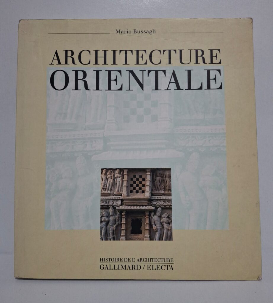 L’ouvrage explique les caractéristiques de l’architecture orientale à travers les temples, palais et monuments anciens. Il décrit les techniques artistiques, les décorations et les influences culturelles de plusieurs civilisations asiatiques. Ce livre permet de découvrir la richesse et la diversité de l’architecture orientale à travers l’histoire.