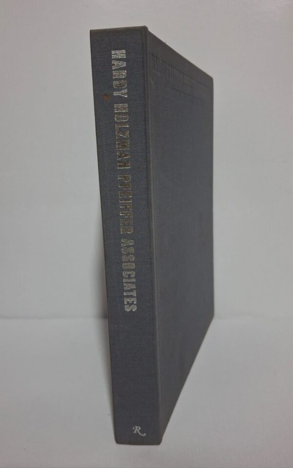 L’ouvrage montre plusieurs bâtiments et projets réalisés entre 1967 et 1992. Il explique les styles architecturaux, les techniques de construction et les idées modernes utilisées par le cabinet. Ce livre permet de découvrir l’évolution de l’architecture contemporaine à travers différents projets importants.