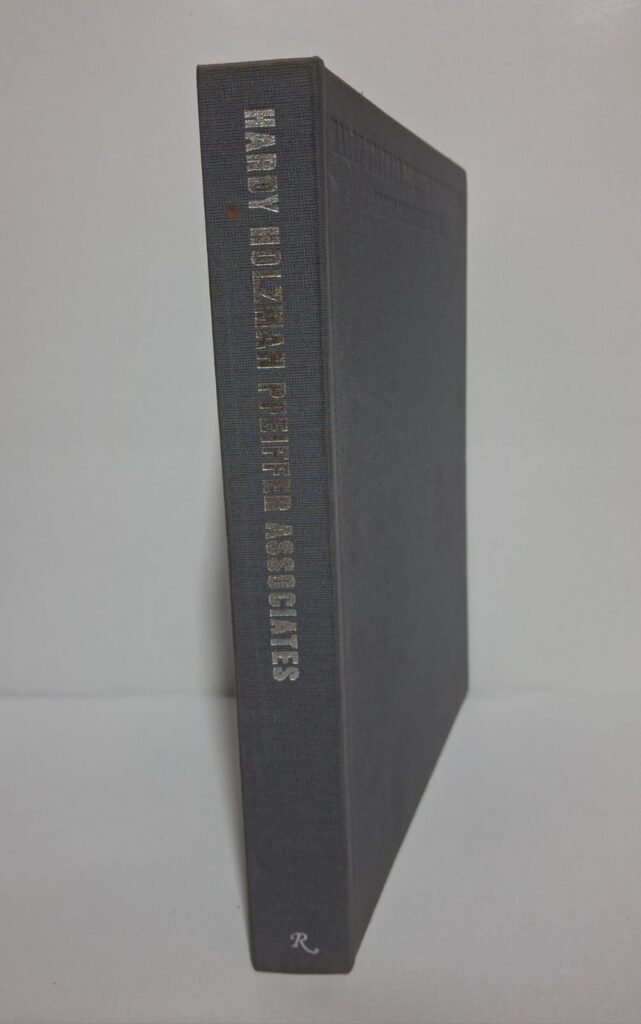 L’ouvrage montre plusieurs bâtiments et projets réalisés entre 1967 et 1992. Il explique les styles architecturaux, les techniques de construction et les idées modernes utilisées par le cabinet. Ce livre permet de découvrir l’évolution de l’architecture contemporaine à travers différents projets importants.