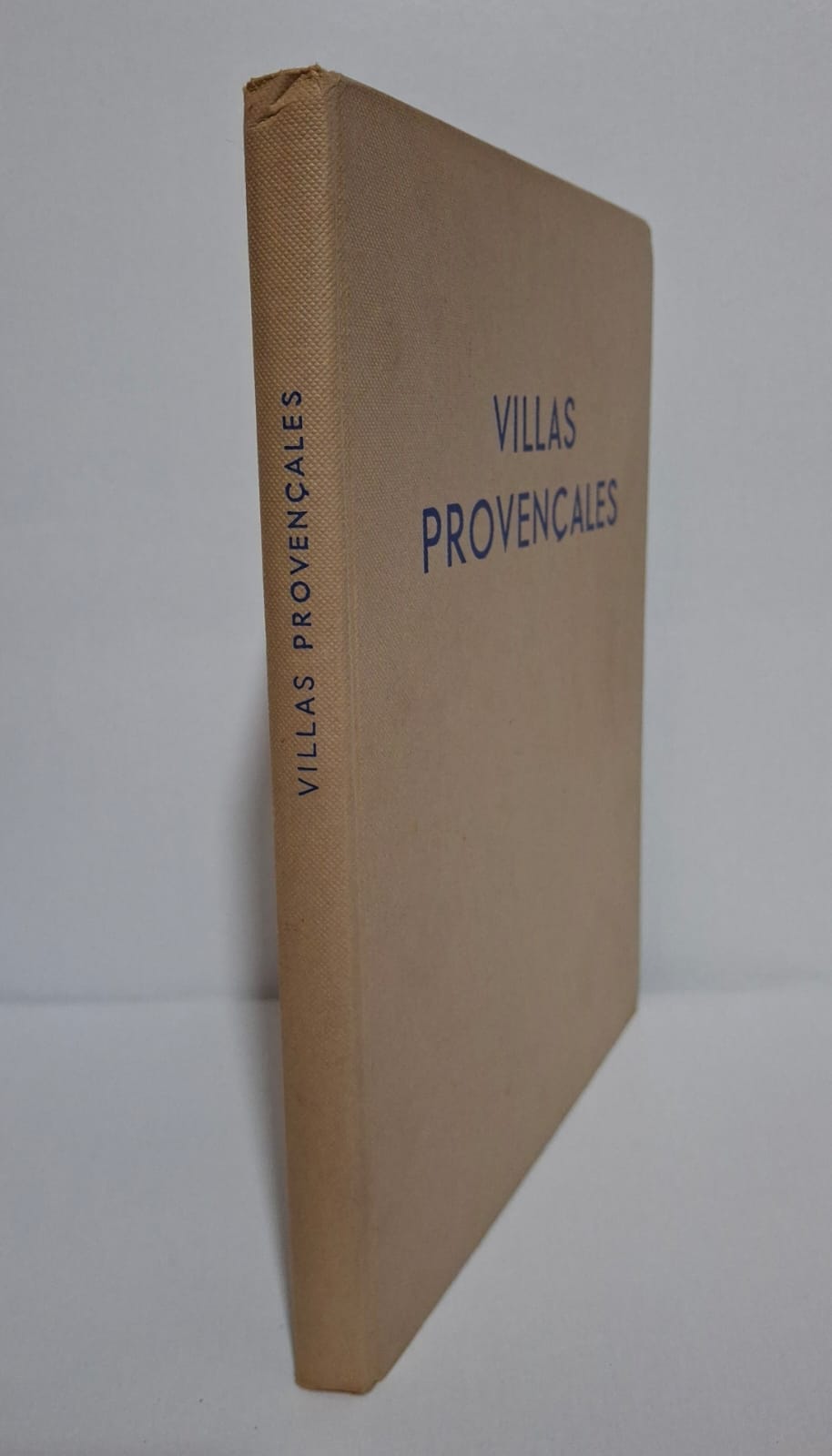 Villas Provençales André Svetchine L’ouvrage décrit les villas provençales avec leurs matériaux naturels, leurs jardins et leurs formes simples inspirées du climat méditerranéen. Il explique les techniques architecturales et l’organisation des espaces dans les maisons traditionnelles de Provence. Ce livre permet de découvrir le patrimoine architectural et culturel de cette région française.