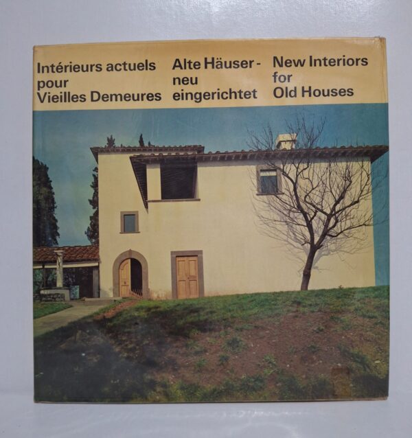 Ce livre explore l’alliance entre tradition architecturale et modernité dans les demeures anciennes du monde.