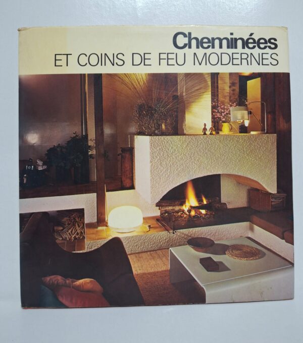 Le livre met en valeur des cheminées au design moderne intégrées dans des intérieurs élégants. Il propose des exemples d’aménagements confortables autour du feu et du salon. Les photographies illustrent différentes formes, matériaux et styles décoratifs contemporains. Cet ouvrage constitue une source d’inspiration pour la décoration intérieure et l’architecture domestique.
