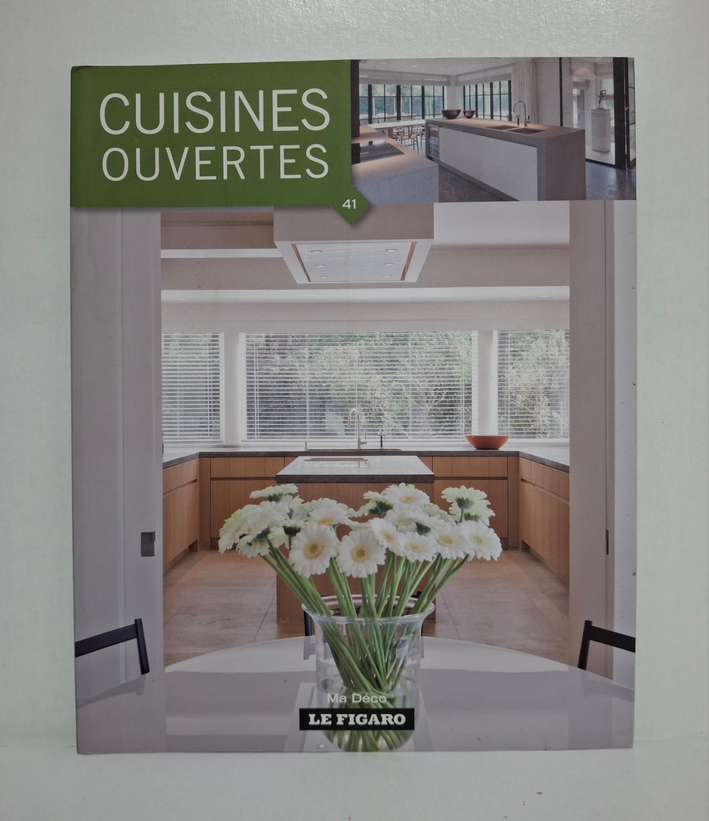 Cuisines ouvertes Collection Ma Déco Le livre explore différents modèles de cuisines ouvertes intégrées aux espaces de vie modernes. Il met en avant des aménagements lumineux, pratiques et élégants. Les photographies présentent des styles contemporains favorisant confort et convivialité. Cet ouvrage inspire les amateurs de décoration et d’architecture intérieure moderne.