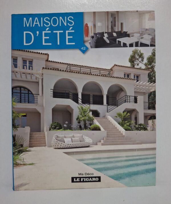 Le livre met en avant des résidences estivales au style moderne et raffiné. Il présente des espaces ouverts, lumineux et adaptés à la vie de vacances. Les photographies illustrent des architectures élégantes avec terrasses, piscines et jardins. Cet ouvrage inspire les amateurs de décoration, d’architecture et d’aménagement de maisons de loisirs.