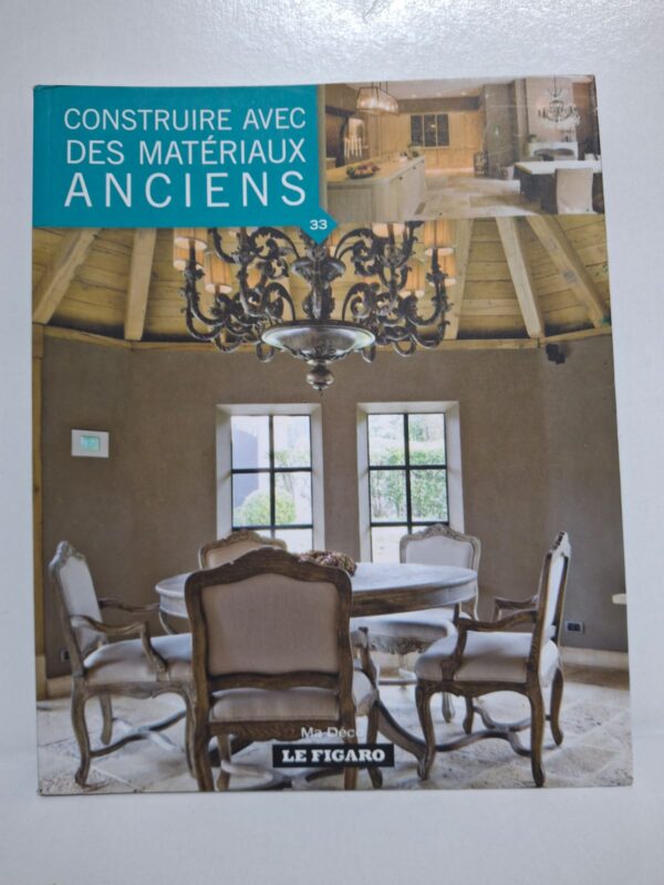 Le livre présente des réalisations associant matériaux traditionnels et design moderne. Il met en avant le charme du bois, de la pierre et des éléments anciens dans l’habitat. Les photographies illustrent des intérieurs élégants, chaleureux et authentiques. Cet ouvrage inspire les passionnés de rénovation, d’architecture et de décoration intemporelle.