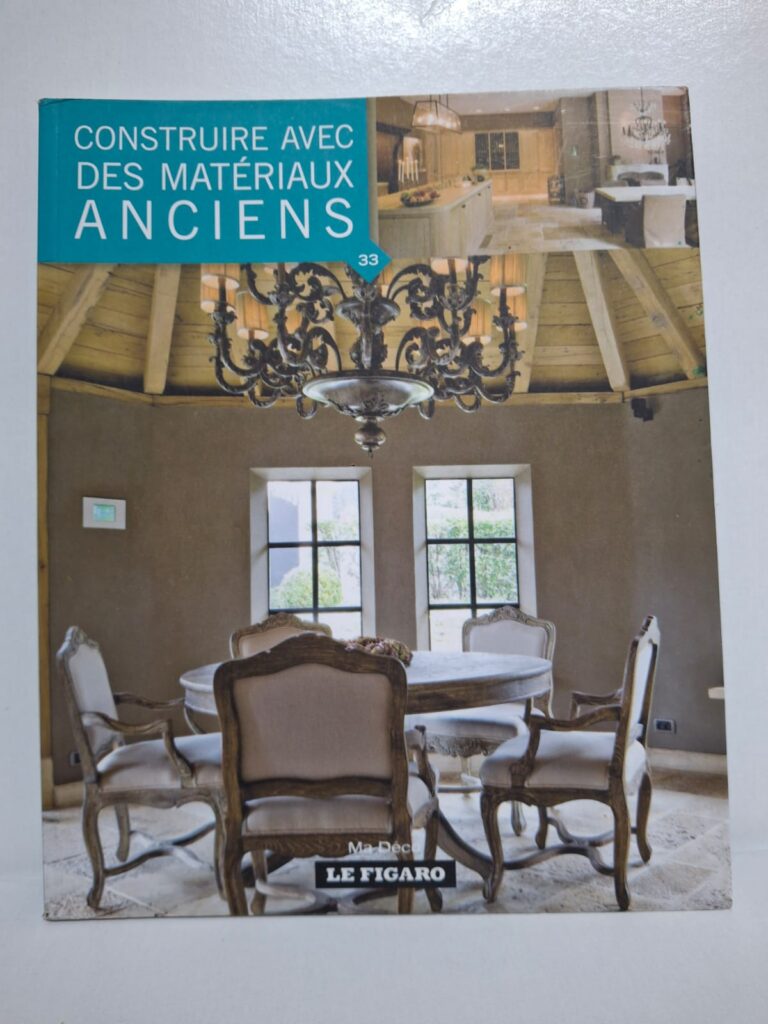 Le livre présente des réalisations associant matériaux traditionnels et design moderne. Il met en avant le charme du bois, de la pierre et des éléments anciens dans l’habitat. Les photographies illustrent des intérieurs élégants, chaleureux et authentiques. Cet ouvrage inspire les passionnés de rénovation, d’architecture et de décoration intemporelle.