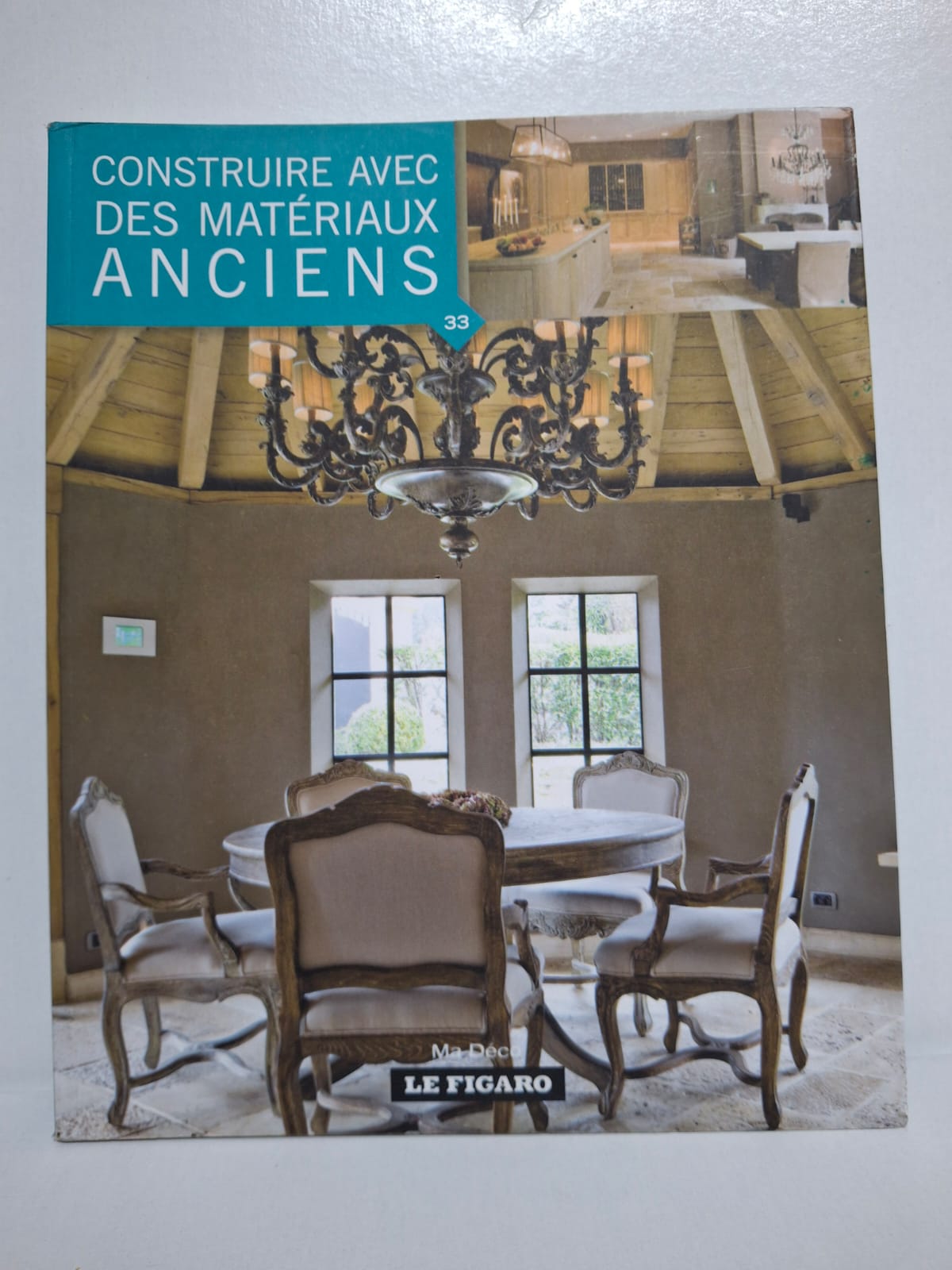 Construire avec des matériaux anciens Le livre présente des réalisations associant matériaux traditionnels et design moderne. Il met en avant le charme du bois, de la pierre et des éléments anciens dans l’habitat. Les photographies illustrent des intérieurs élégants, chaleureux et authentiques. Cet ouvrage inspire les passionnés de rénovation, d’architecture et de décoration intemporelle.