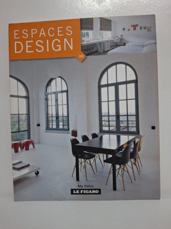 Espaces Design met en valeur des intérieurs contemporains au style épuré et lumineux. La couverture montre une salle à manger moderne avec de grandes fenêtres de style industriel. Le magazine propose des inspirations de décoration, de mobilier et d’aménagement intérieur. Il s’adresse aux amateurs de design moderne et de décoration raffinée.