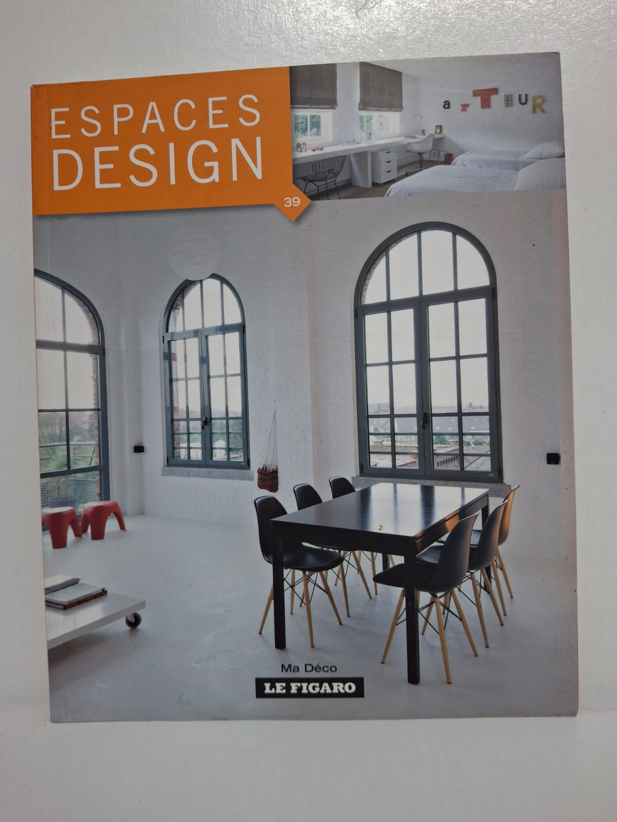 ESPACES DESIGN Espaces Design met en valeur des intérieurs contemporains au style épuré et lumineux. La couverture montre une salle à manger moderne avec de grandes fenêtres de style industriel. Le magazine propose des inspirations de décoration, de mobilier et d’aménagement intérieur. Il s’adresse aux amateurs de design moderne et de décoration raffinée.