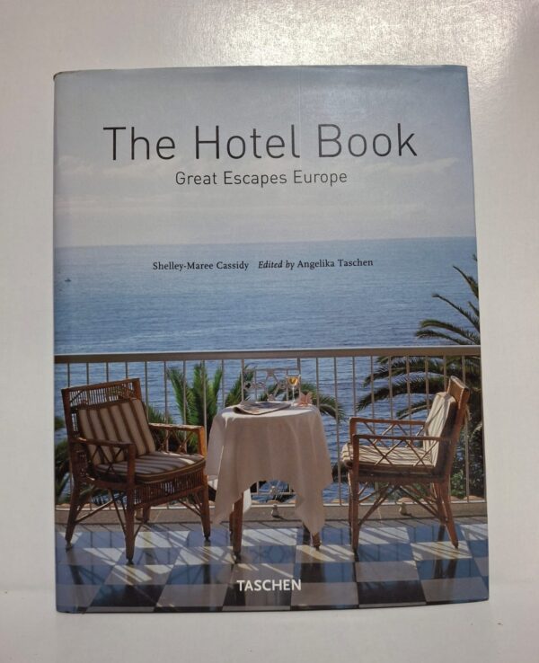 The Hotel Book – Great Escapes Europe propose des hôtels élégants et luxueux situés dans différents pays européens. Le livre met en avant des paysages magnifiques, des architectures raffinées et des expériences de voyage uniques. Il offre des idées d’évasion et de découverte pour les amateurs de tourisme et de confort. Cet ouvrage s’adresse aux passionnés de voyages, d’hôtellerie et de design d’intérieur.