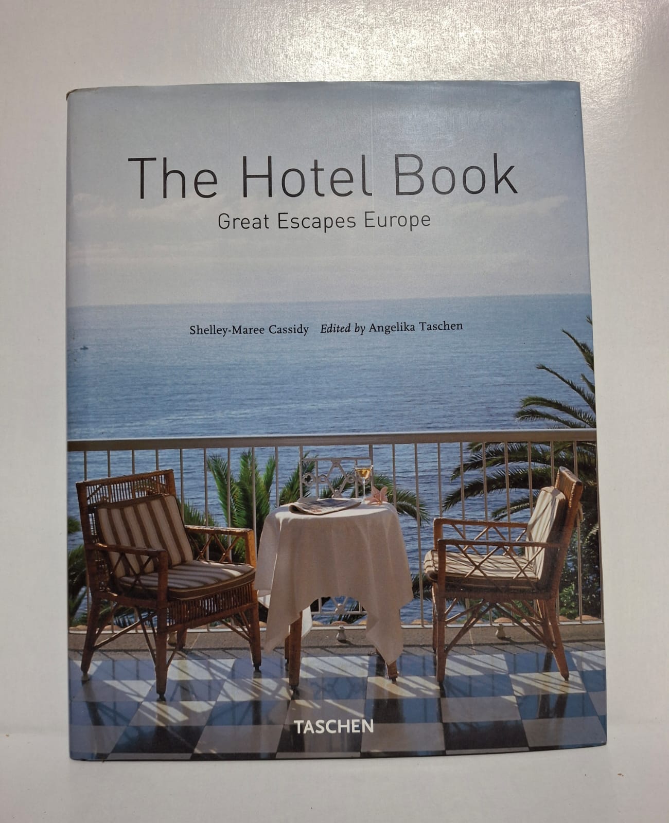 The Hotel Book – Great Escapes Europe The Hotel Book – Great Escapes Europe propose des hôtels élégants et luxueux situés dans différents pays européens. Le livre met en avant des paysages magnifiques, des architectures raffinées et des expériences de voyage uniques. Il offre des idées d’évasion et de découverte pour les amateurs de tourisme et de confort. Cet ouvrage s’adresse aux passionnés de voyages, d’hôtellerie et de design d’intérieur.