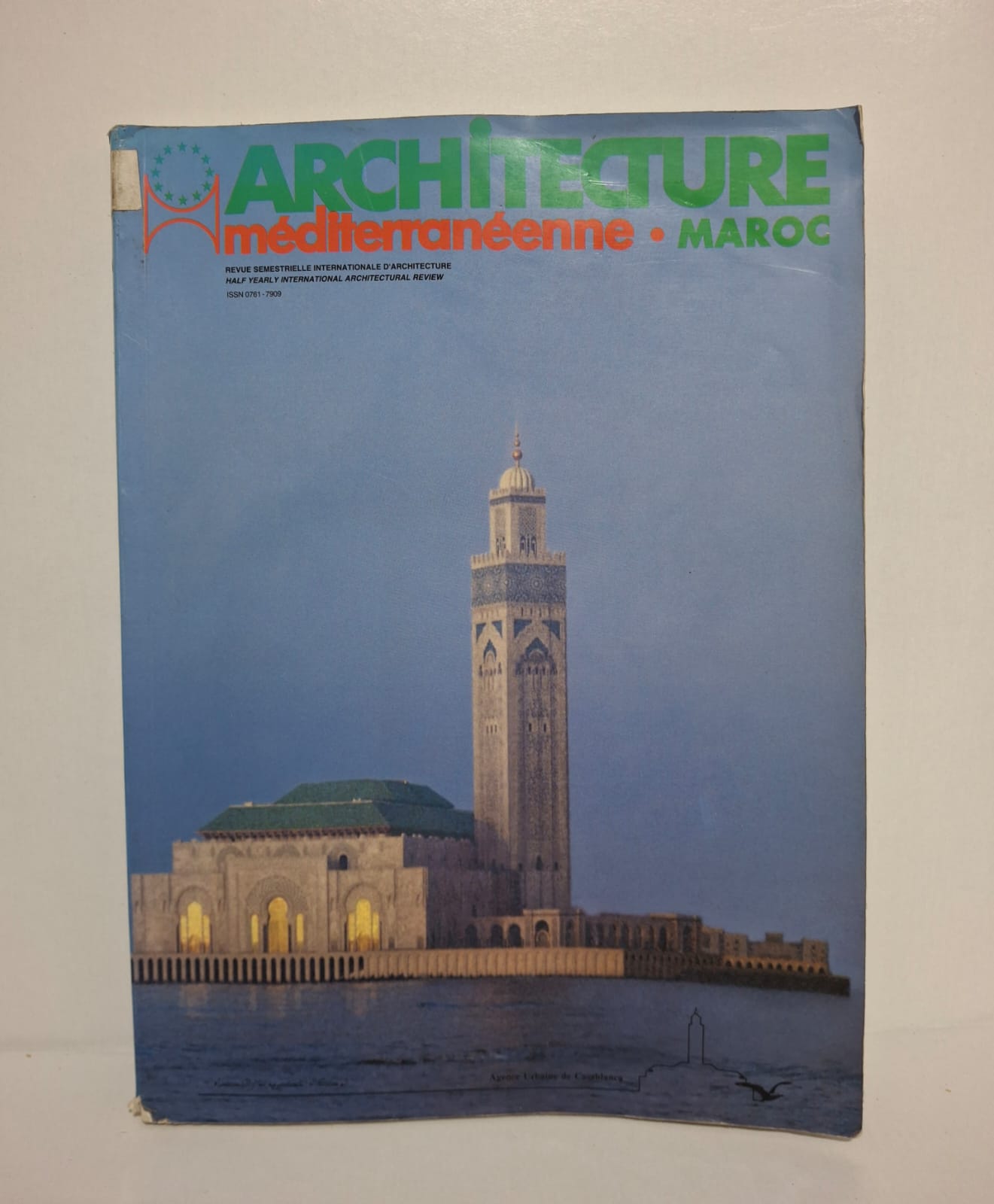 Architecture Méditerranéenne – Maroc Architecture Méditerranéenne – Maroc met en valeur le patrimoine architectural du Maroc. La couverture montre la mosquée Hassan II de Casablanca, symbole de l’architecture islamique moderne. La revue traite des styles architecturaux, des constructions et des influences méditerranéennes. Elle s’adresse aux étudiants, architectes et passionnés d’art et d’architecture.