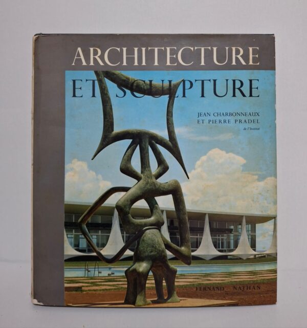 Architecture et Sculpture montre comment la sculpture complète et enrichit les œuvres architecturales. Le livre présente différents styles artistiques et des réalisations monumentales célèbres. Il met en valeur l’harmonie entre les formes, les volumes et les espaces architecturaux. Cet ouvrage s’adresse aux étudiants et aux passionnés d’art, d’architecture et de sculpture.