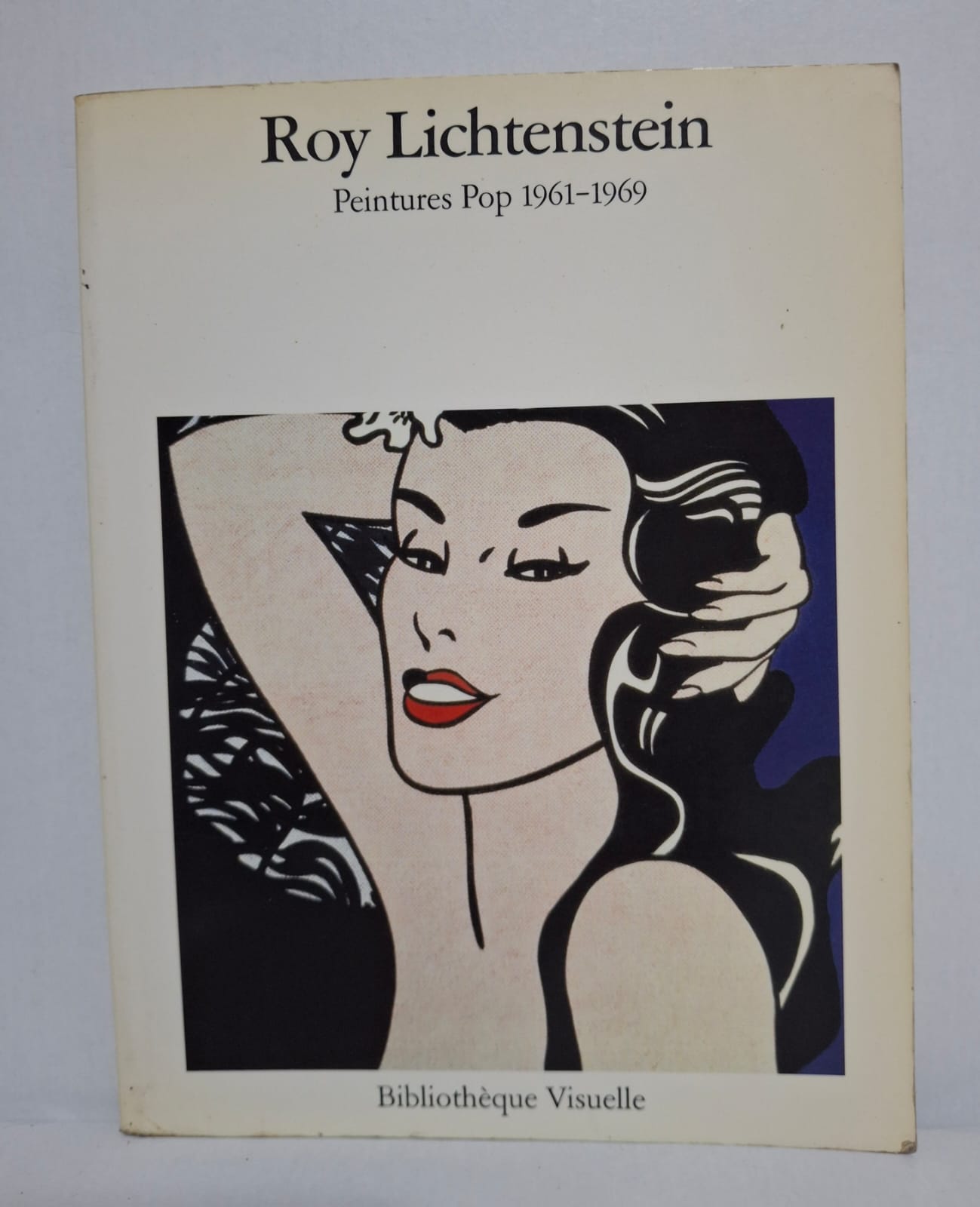 Roy Lichtenstein : Peintures Pop 1961-1969 Le livre montre plusieurs peintures célèbres de Roy Lichtenstein. L’artiste utilise des images inspirées des bandes dessinées et de la publicité. Ses œuvres se caractérisent par des couleurs vives et des points imprimés. Ce livre explique l’importance du Pop Art dans l’art moderne.