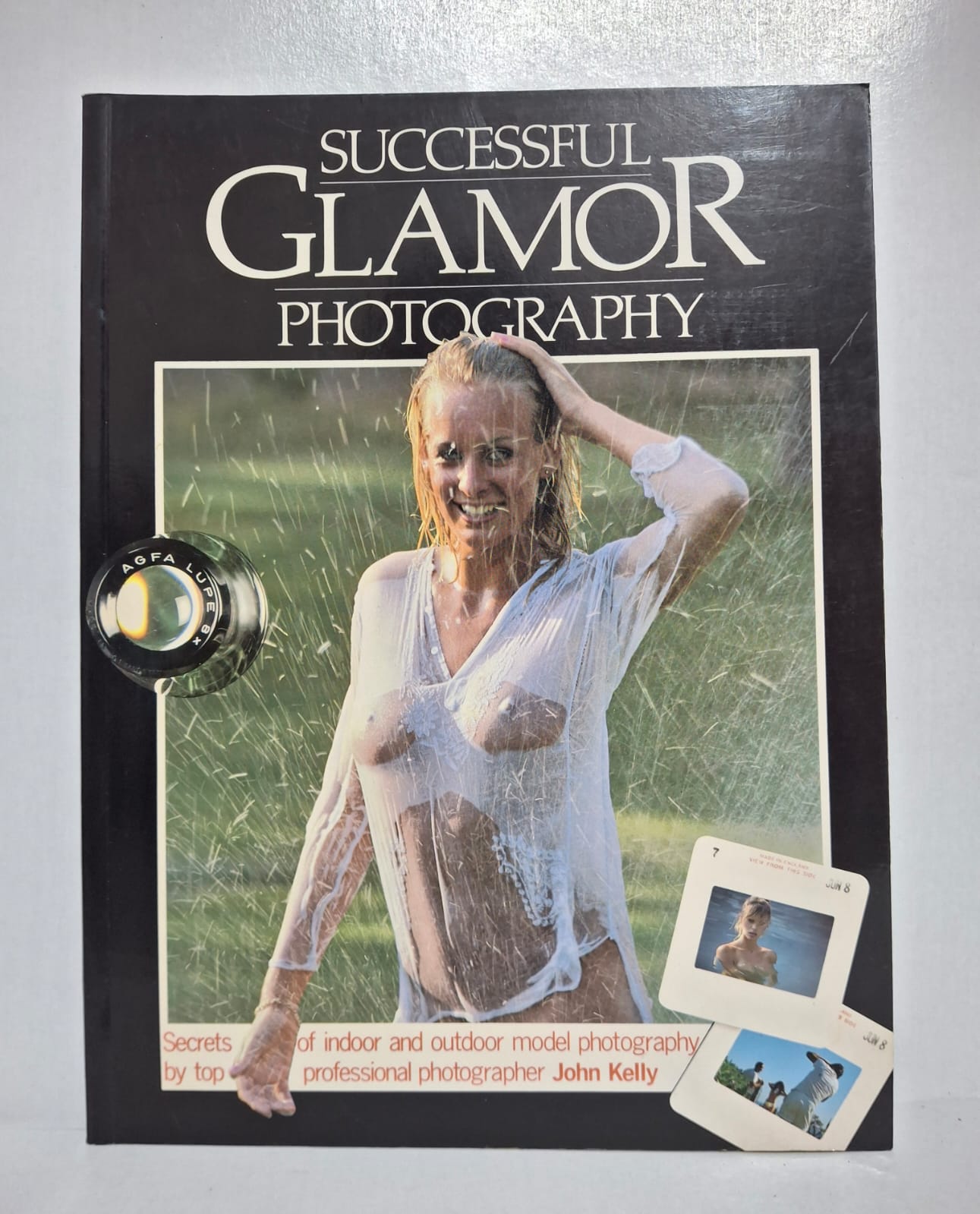 Successful Glamour Photography John Kelly John Kelly partage des conseils professionnels pour réussir des photos de modèles. Le livre présente l’utilisation de la lumière, des poses et des décors. Il montre différentes techniques pour la photographie intérieure et extérieure. Cet ouvrage aide les photographes à améliorer leur créativité et leur style artistique.