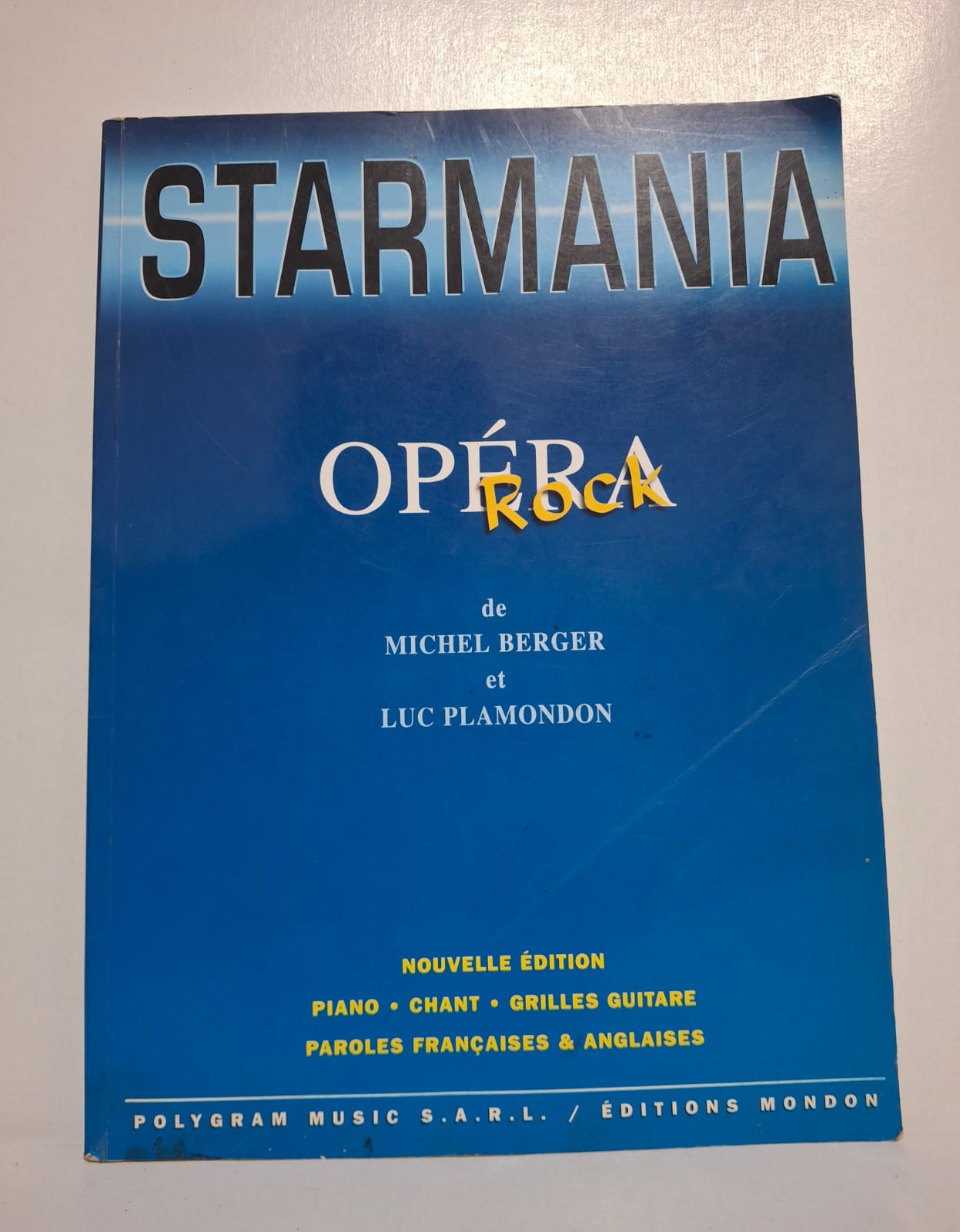 Starmania : Opéra Rock Michel Berger et Luc Plamondon L’ouvrage raconte une histoire futuriste dans un monde dominé par la célébrité et les médias. Les personnages vivent des histoires d’amour, de révolte et de pouvoir. Le livre contient les paroles des chansons en français et en anglais avec des partitions musicales. Cette œuvre est devenue un grand classique de la musique francophone moderne.