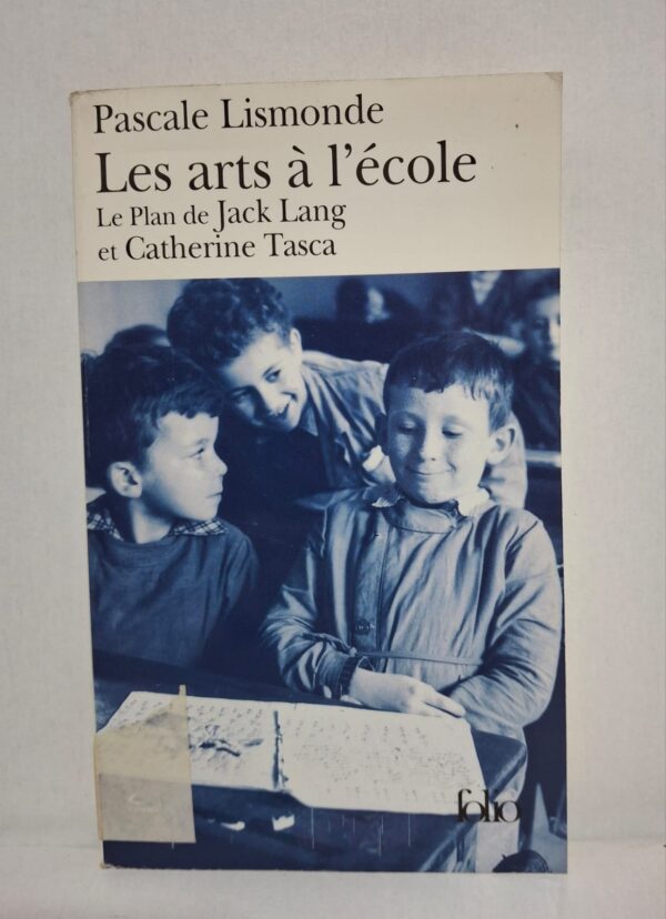 L’ouvrage explique le projet culturel lancé par Jack Lang et Catherine Tasca pour développer les arts à l’école. Il montre comment la musique, le théâtre, la peinture et la danse peuvent enrichir l’éducation des élèves. Le livre insiste sur le rôle de la culture dans la créativité et l’apprentissage. Cet ouvrage défend l’idée que l’art est essentiel dans la formation des jeunes.