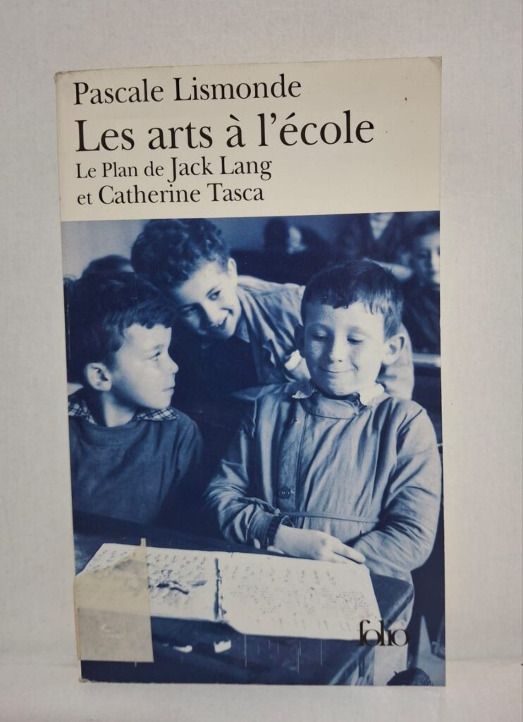 L’ouvrage explique le projet culturel lancé par Jack Lang et Catherine Tasca pour développer les arts à l’école. Il montre comment la musique, le théâtre, la peinture et la danse peuvent enrichir l’éducation des élèves. Le livre insiste sur le rôle de la culture dans la créativité et l’apprentissage. Cet ouvrage défend l’idée que l’art est essentiel dans la formation des jeunes.