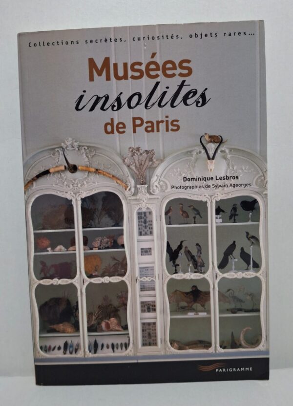 L’ouvrage présente des collections rares, secrètes et étonnantes conservées dans différents musées parisiens. Il décrit des objets insolites liés à l’histoire, à la science et aux arts. Le livre est accompagné de photographies qui montrent la richesse et la diversité de ces lieux. Cet ouvrage invite les lecteurs à explorer un aspect original et culturel de Paris.