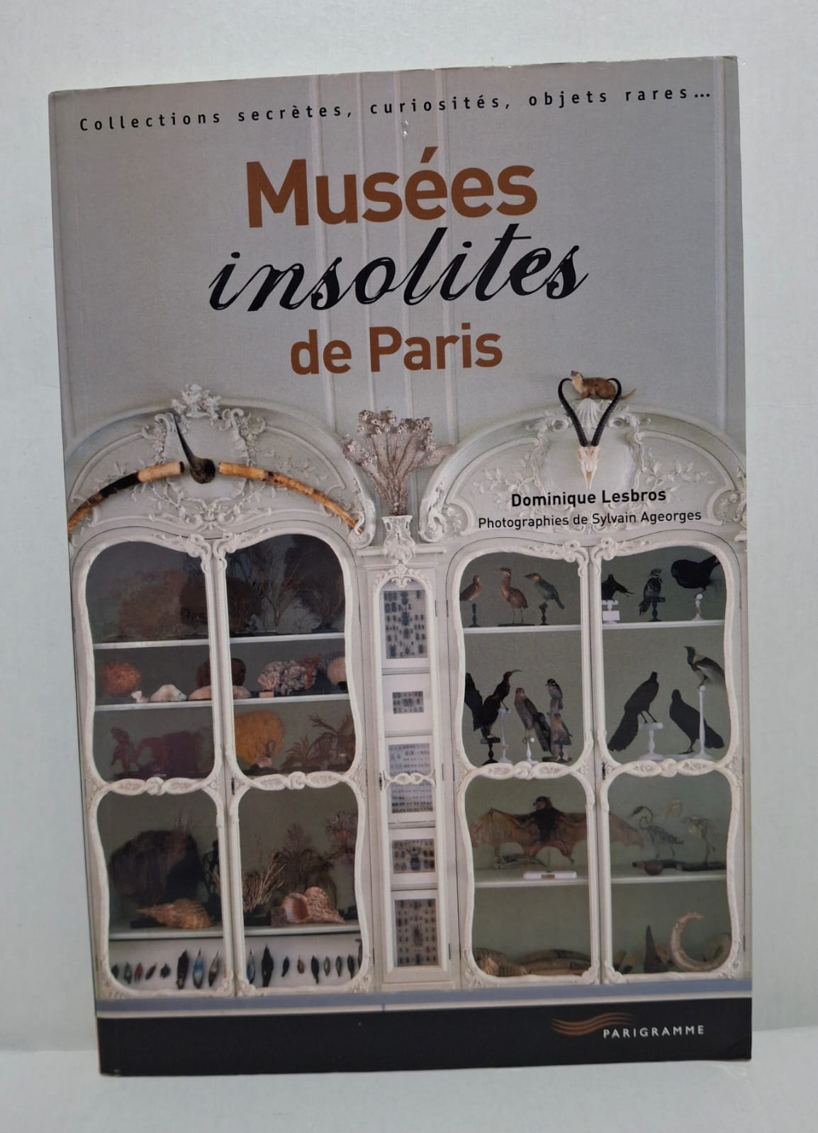 Musées insolites de Paris L’ouvrage présente des collections rares, secrètes et étonnantes conservées dans différents musées parisiens. Il décrit des objets insolites liés à l’histoire, à la science et aux arts. Le livre est accompagné de photographies qui montrent la richesse et la diversité de ces lieux. Cet ouvrage invite les lecteurs à explorer un aspect original et culturel de Paris.