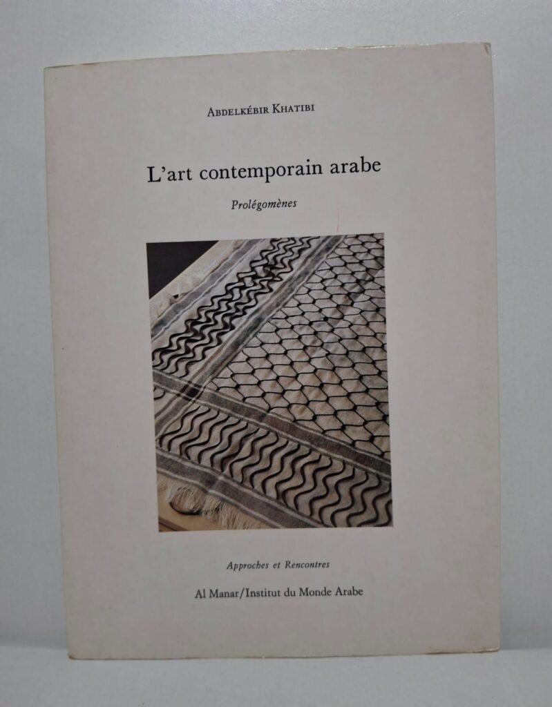 Ce livre propose une réflexion profonde sur le développement de l’art contemporain arabe et ses enjeux culturels.