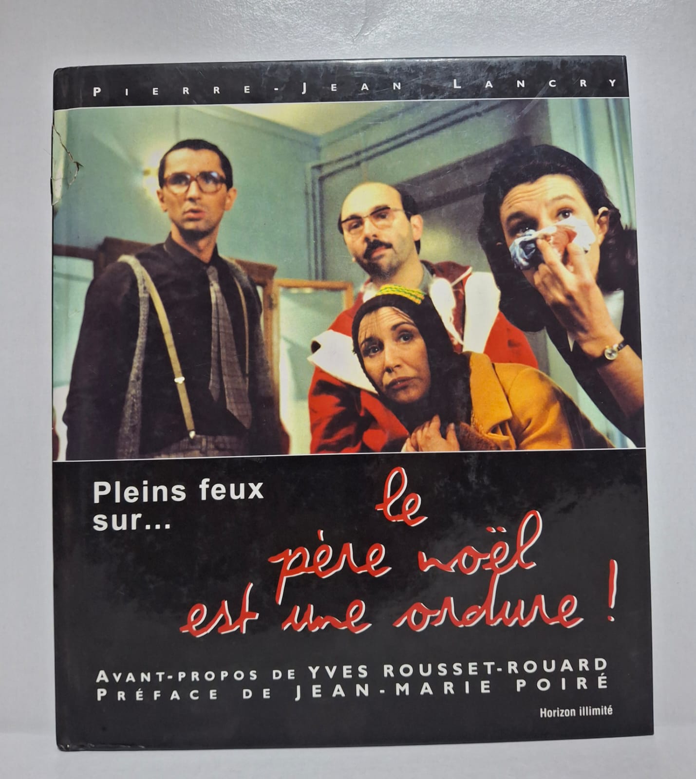 Pleins feux sur… le père Noël est une ordure ! Ce livre rend hommage à la comédie culte française Le Père Noël est une ordure en dévoilant son histoire, ses personnages et les secrets de sa réussite.