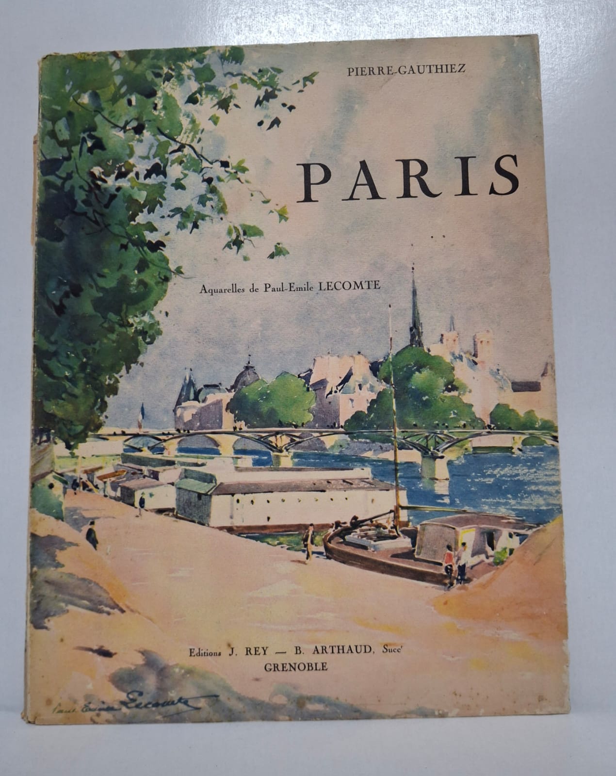 Paris Arthaud, Grenoble Illustrations : Aquarelles de Paul-Émile Lecomte L’ouvrage présente les paysages et les monuments célèbres de Paris. Les aquarelles mettent en valeur l’atmosphère élégante et vivante de la capitale française. Le livre décrit l’histoire, les quais, les ponts et la vie parisienne avec poésie. C’est un ouvrage artistique et culturel destiné aux amoureux de Paris et du patrimoine français.