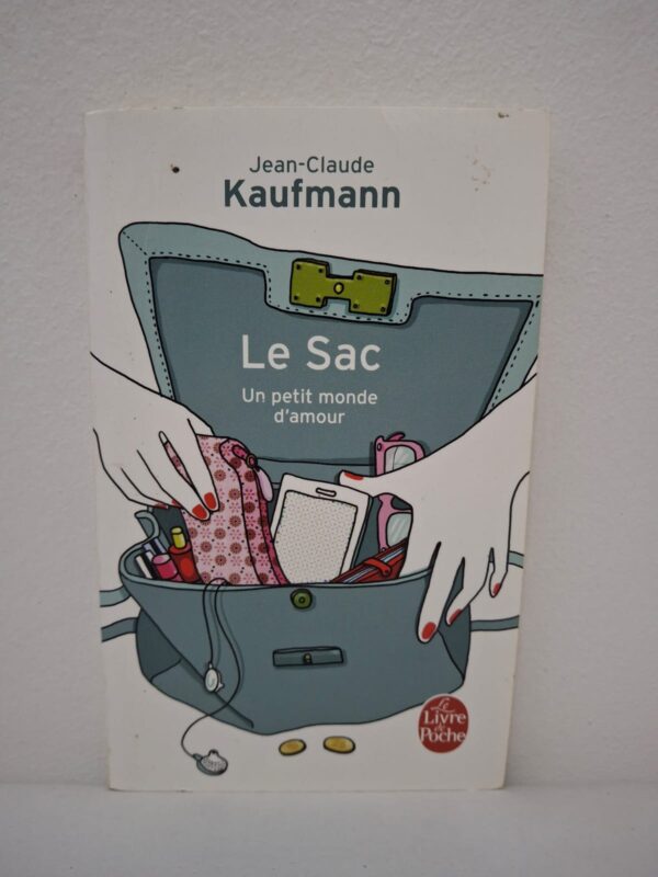 Le Sac : Un petit monde d’amour est une œuvre sociologique originale qui explore la vie intime à travers les objets du quotidien.