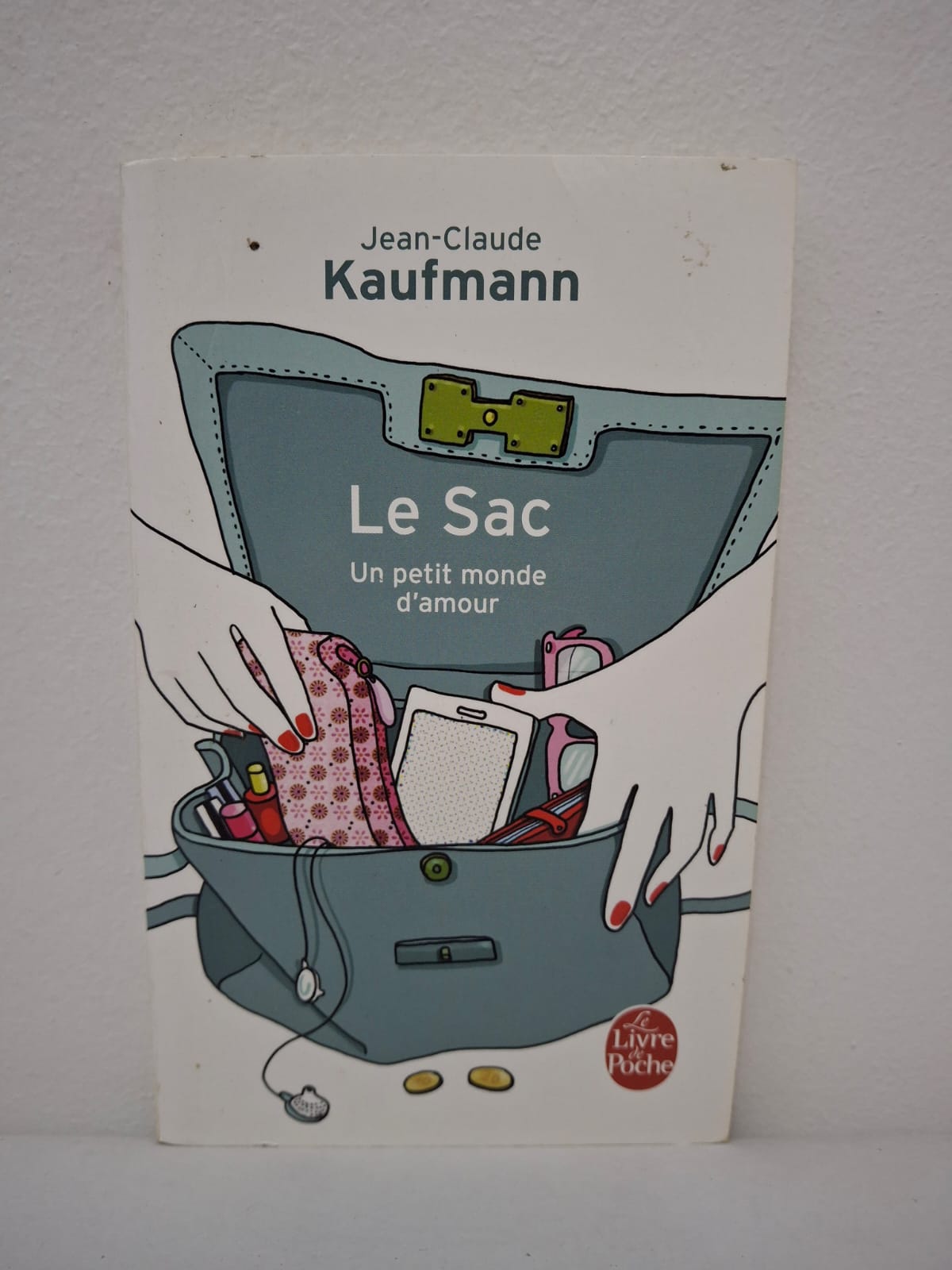 Le Sac : Un petit monde d’amour Jean-Claude Kaufmann Le Sac : Un petit monde d’amour est une œuvre sociologique originale qui explore la vie intime à travers les objets du quotidien.
