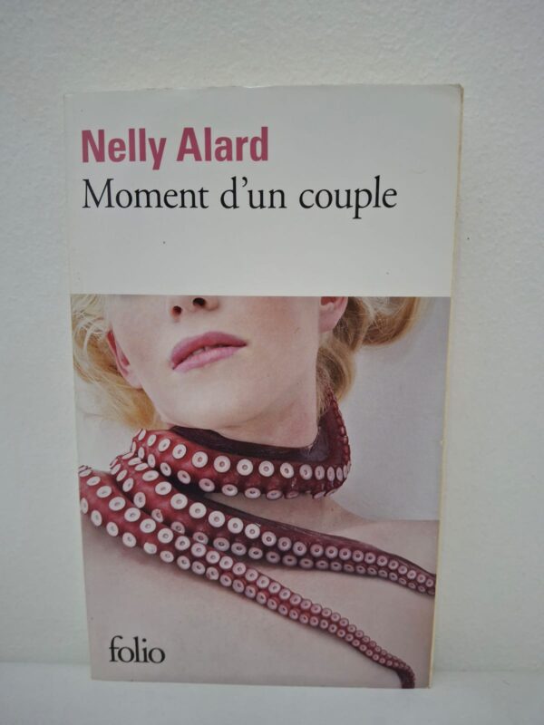 Moment d’un couple est un roman psychologique qui analyse les tensions et les fragilités de la vie amoureuse.