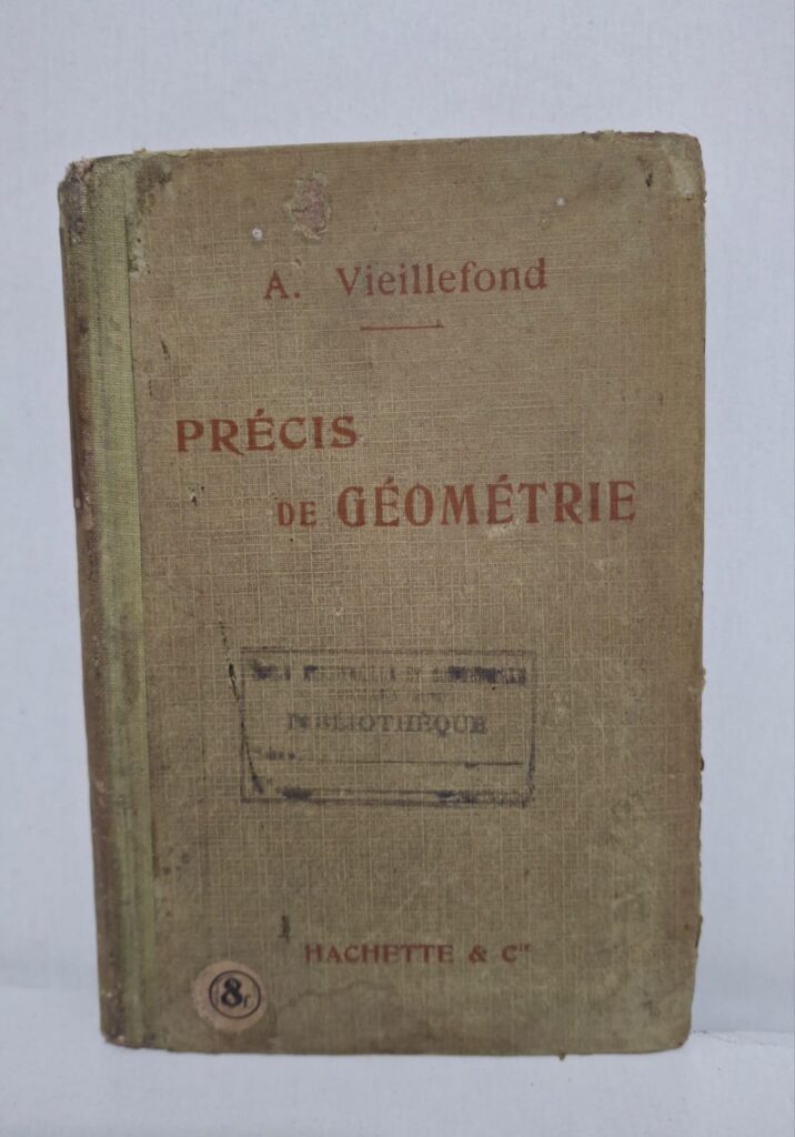 Précis de Géométrie est un manuel scolaire classique qui explique les bases essentielles de la géométrie.