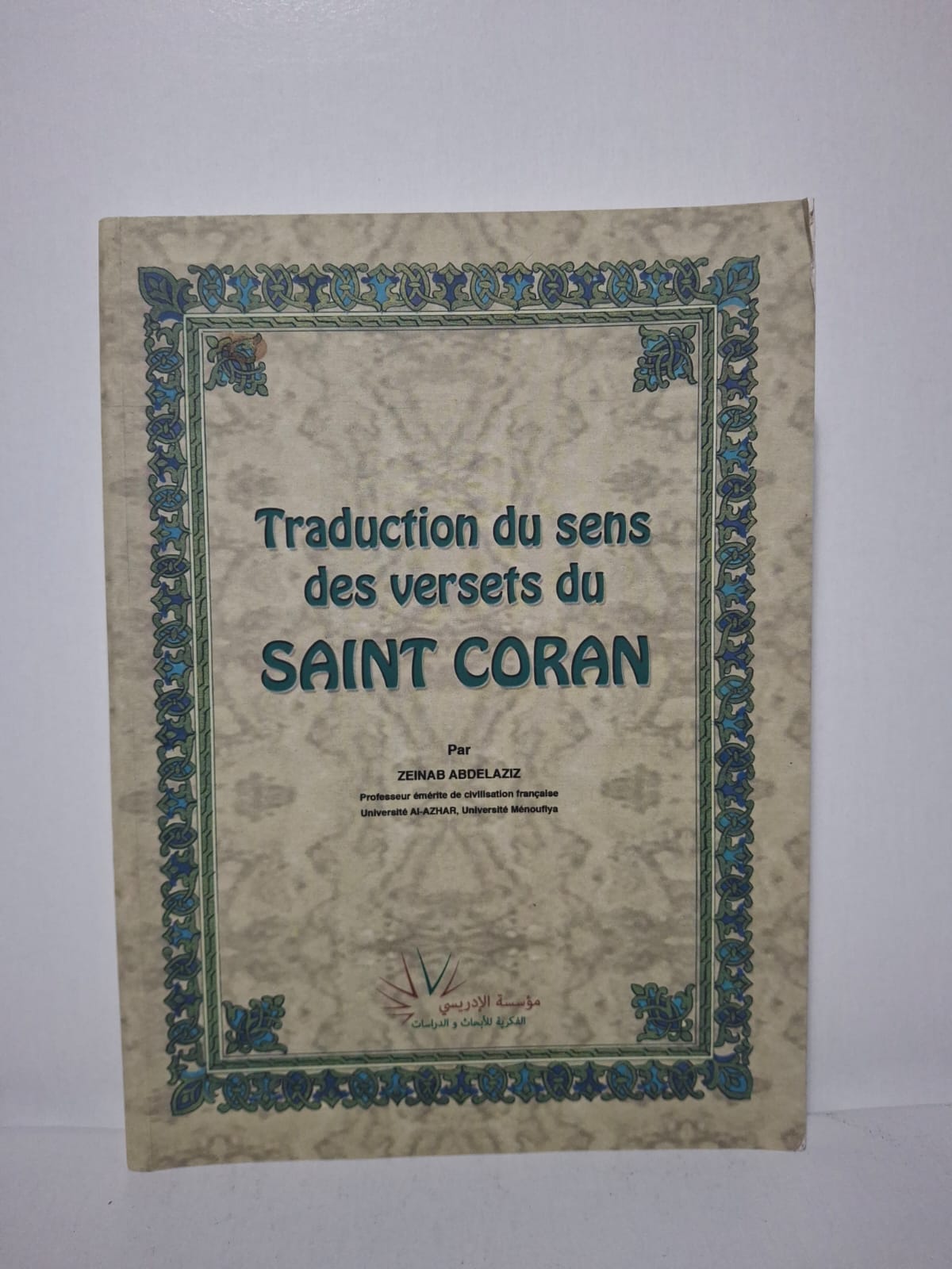 Traduction du sens des versets du Saint Coran Zeinab Abdelaziz Cet ouvrage offre une traduction et une explication du sens des versets du Saint Coran en langue française.