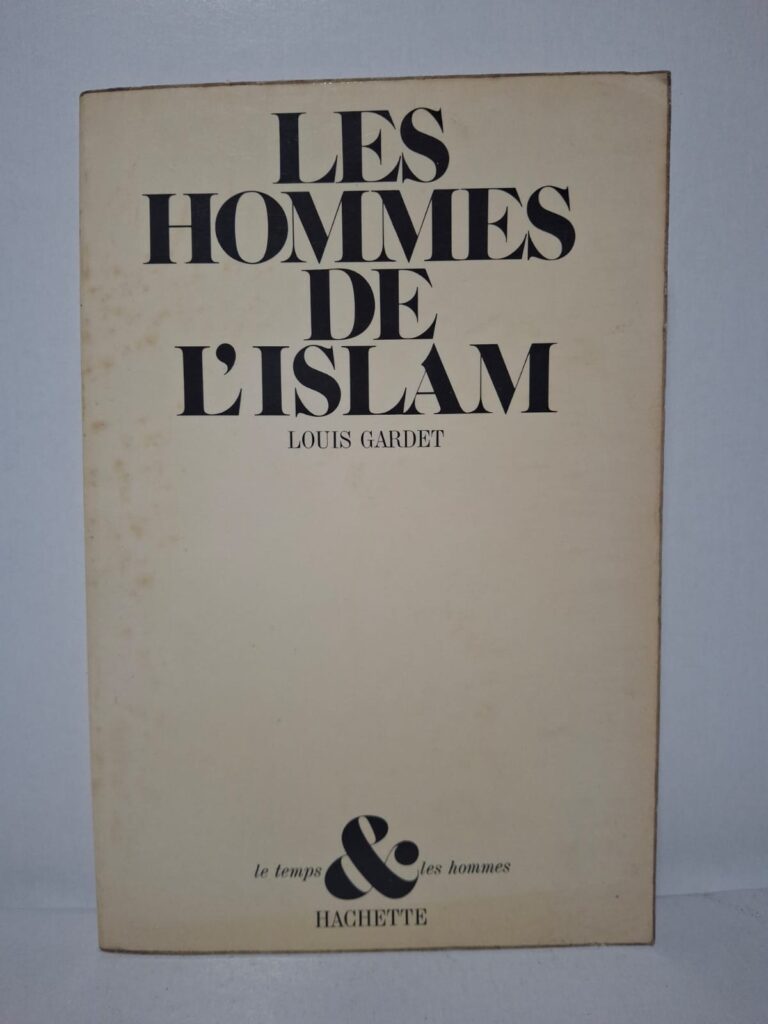 Louis Gardet décrit les croyances, les traditions et les valeurs du monde musulman. Il explique la place de la religion dans la vie quotidienne et dans la société islamique. L’auteur s’intéresse aussi à la culture, à la spiritualité et à l’évolution historique de l’islam. L’ouvrage offre une vision claire et pédagogique des hommes et des civilisations musulmanes.