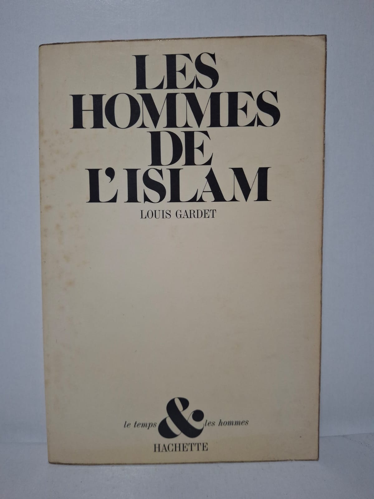 Les Hommes de l’Islam Louis Gardet Louis Gardet décrit les croyances, les traditions et les valeurs du monde musulman. Il explique la place de la religion dans la vie quotidienne et dans la société islamique. L’auteur s’intéresse aussi à la culture, à la spiritualité et à l’évolution historique de l’islam. L’ouvrage offre une vision claire et pédagogique des hommes et des civilisations musulmanes.