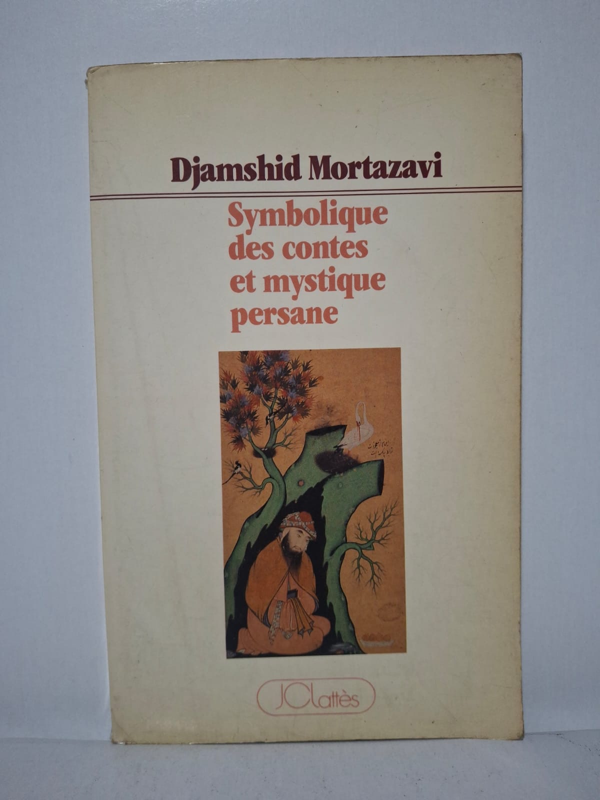 Symbolique des contes et mystique persane Djamshid Mortazavi Le livre analyse les contes persans et leur dimension spirituelle et symbolique. L’auteur montre comment ces récits transmettent des enseignements mystiques et philosophiques. À travers différents exemples, il explique les symboles liés à la quête intérieure et à la sagesse. Cet ouvrage permet de mieux comprendre la culture persane et la tradition du soufisme.