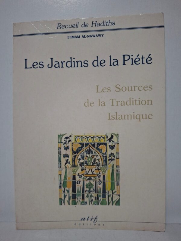 Ce livre est un recueil de hadiths compilés par l’imam Al-Nawawi. Il traite de la morale, de la foi, de la prière et du comportement du musulman. Les enseignements rapportés viennent des paroles et des actes du prophète Mahomet. L’ouvrage est une référence importante pour approfondir la spiritualité et la pratique de l’islam.