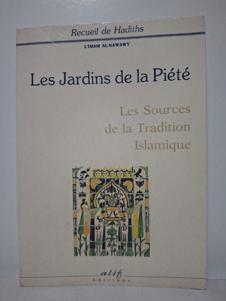 Ce livre est un recueil de hadiths compilés par l’imam Al-Nawawi. Il traite de la morale, de la foi, de la prière et du comportement du musulman. Les enseignements rapportés viennent des paroles et des actes du prophète Mahomet. L’ouvrage est une référence importante pour approfondir la spiritualité et la pratique de l’islam.