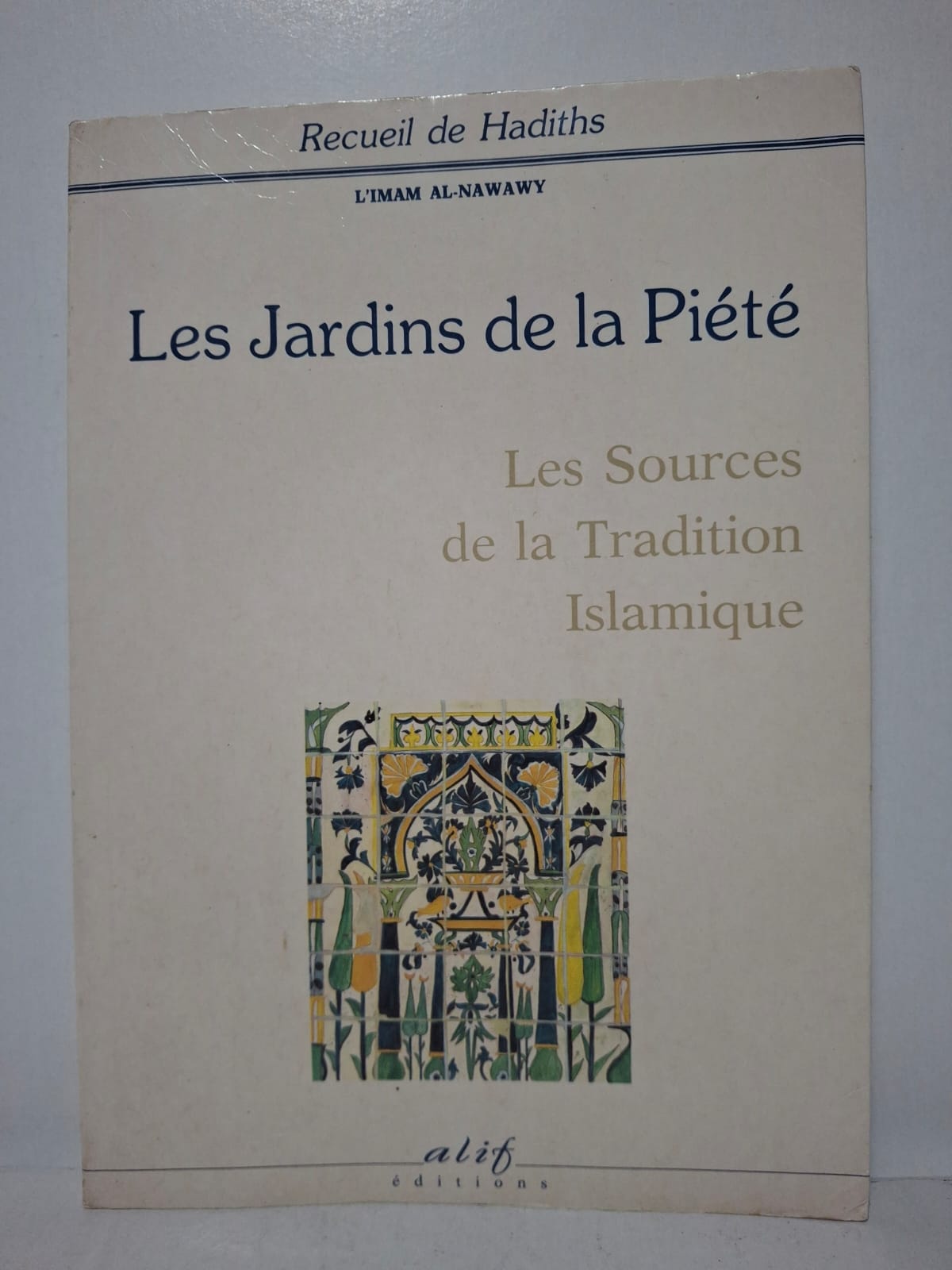 Les Jardins de la PiétéAl-Nawawi Ce livre est un recueil de hadiths compilés par l’imam Al-Nawawi. Il traite de la morale, de la foi, de la prière et du comportement du musulman. Les enseignements rapportés viennent des paroles et des actes du prophète Mahomet. L’ouvrage est une référence importante pour approfondir la spiritualité et la pratique de l’islam.