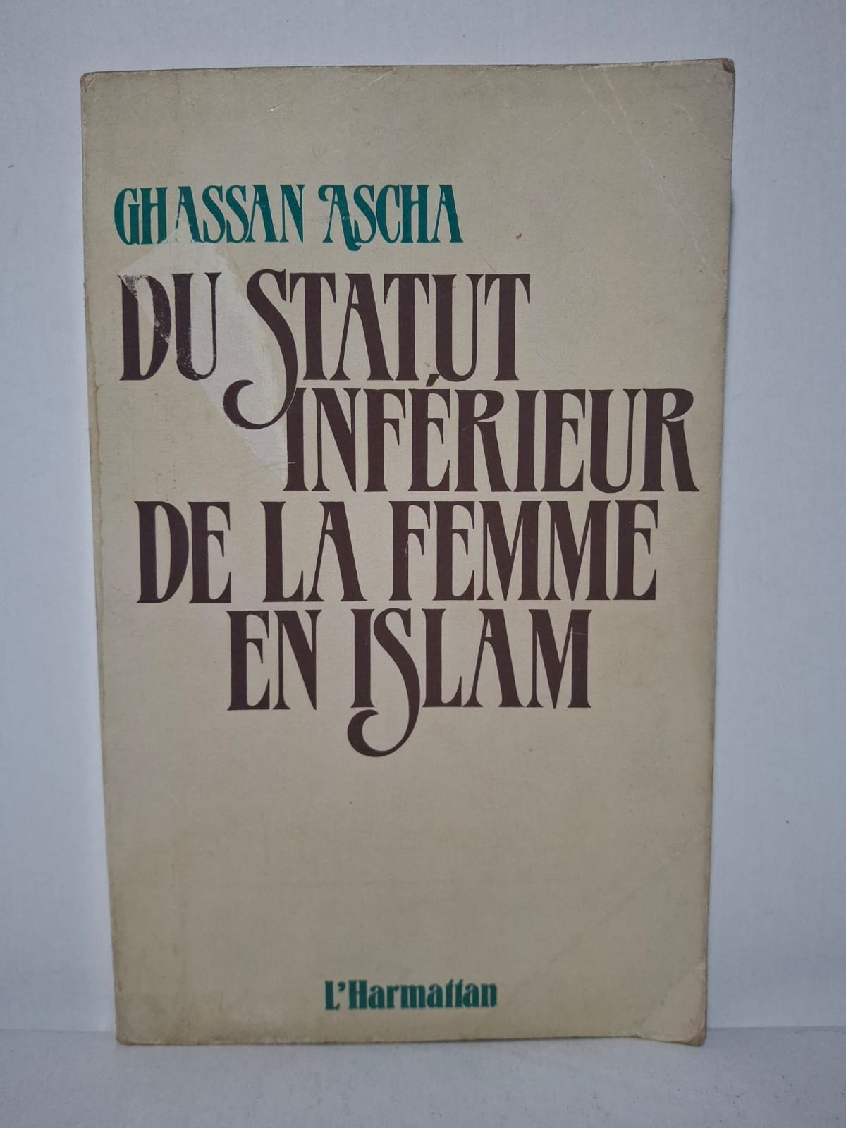 Du statut inférieur de la femme en islam Ghassan Ascha Dans cet ouvrage, Ghassan Ascha étudie les origines du statut inférieur attribué à la femme en islam. Il examine les textes religieux, les traditions et les pratiques sociales. L’auteur critique les interprétations qui limitent les droits et la liberté des femmes. Le livre invite à une réflexion sur l’égalité et l’évolution de la condition féminine dans le monde musulman.