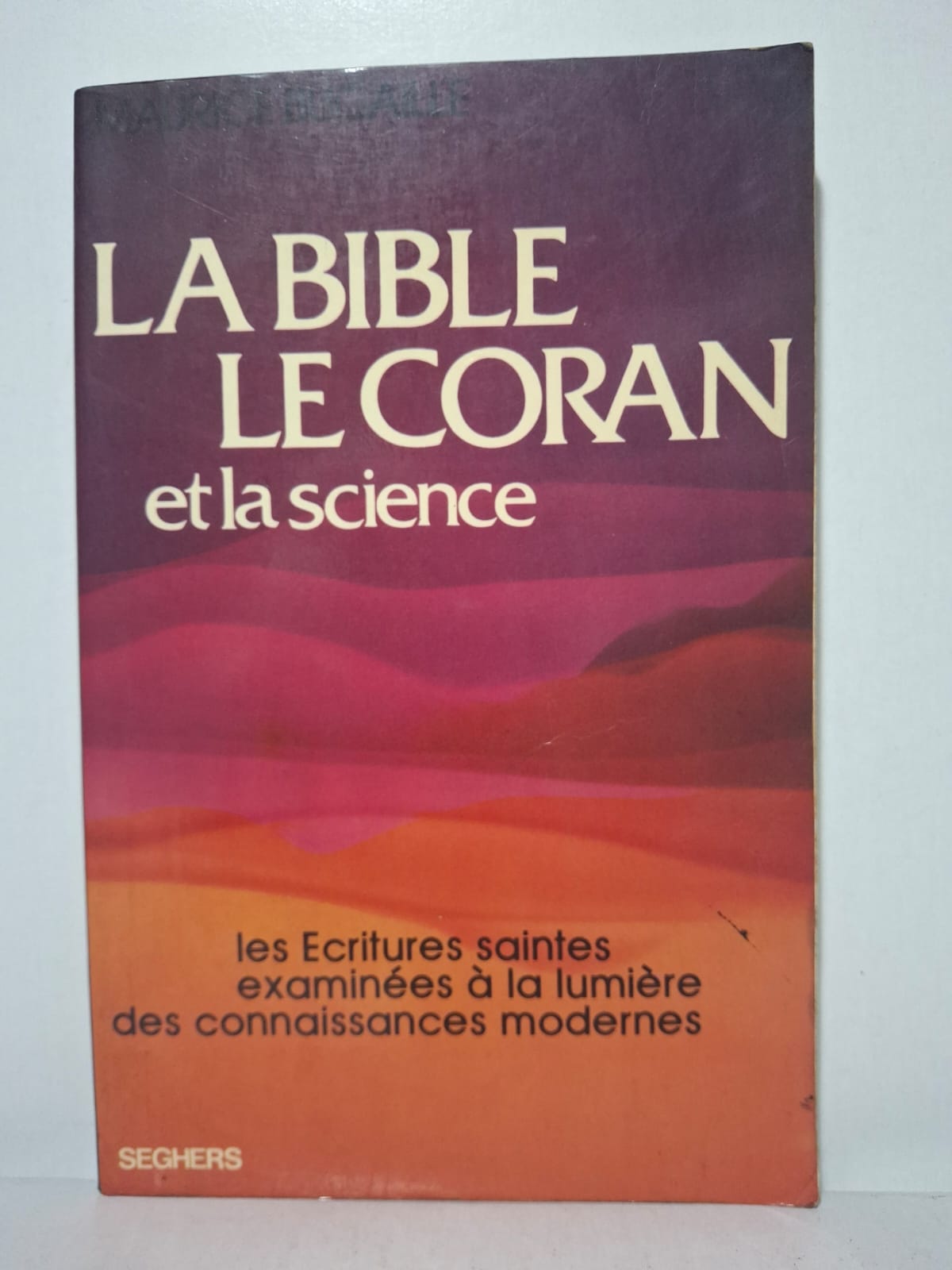 La Bible, le Coran et la scienceLa Bible, le Coran et la science Maurice Bucaille Dans cet ouvrage, Maurice Bucaille analyse la Bible et le Coran à la lumière des connaissances scientifiques. Il étudie les passages concernant la création, l’univers et l’être humain. L’auteur souligne les différences entre les textes bibliques et coraniques sur le plan scientifique. Le livre propose une réflexion sur les relations entre religion, foi et science moderne.