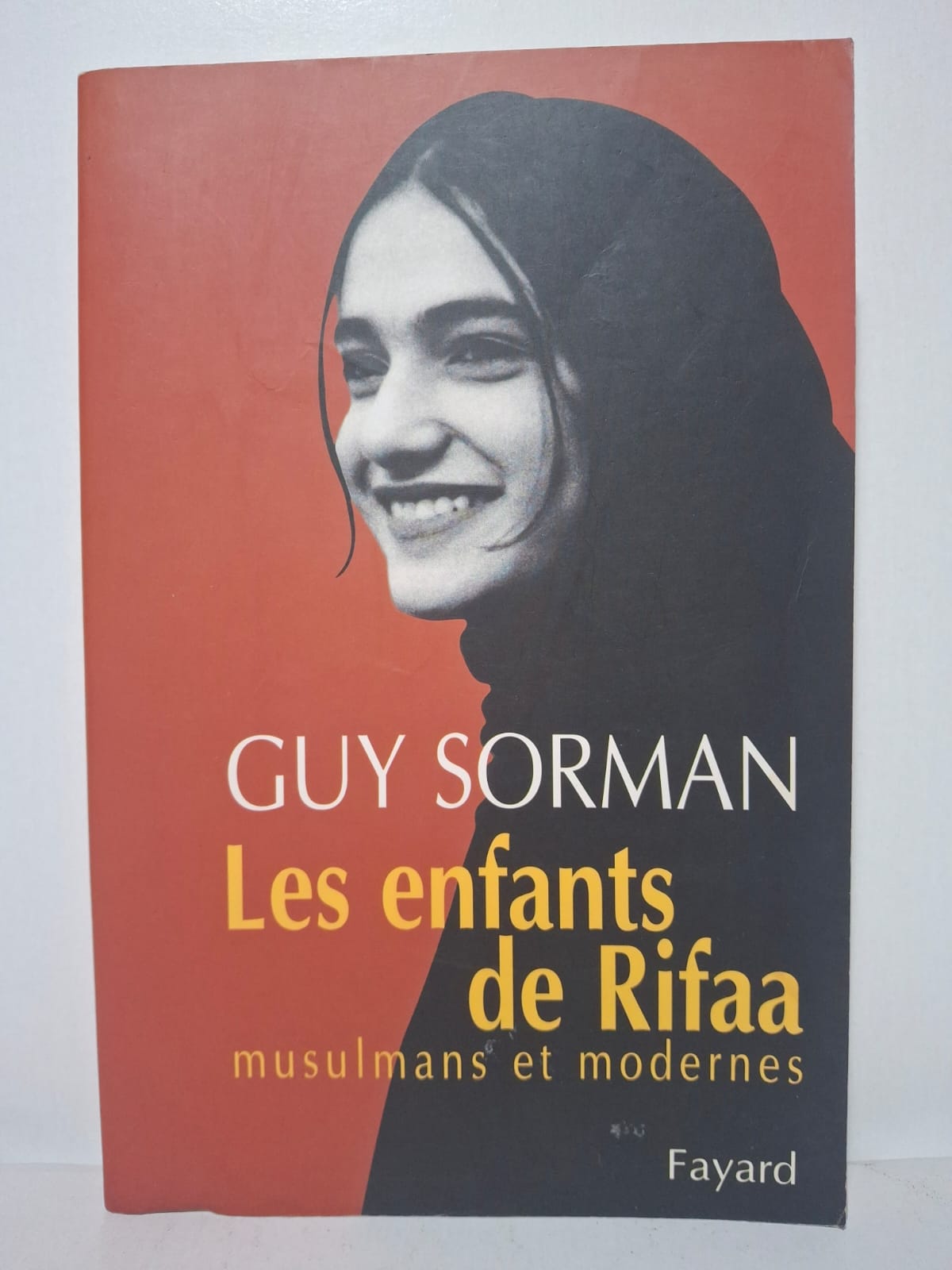 Les enfants de Rifaa : musulmans et modernes Guy Sorman Dans cet ouvrage, Guy Sorman présente des musulmans qui cherchent à concilier foi et modernité. Il s’inspire des idées réformatrices de Rifaa al-Tahtawi, penseur du monde arabe. L’auteur décrit les changements culturels, politiques et sociaux dans plusieurs pays musulmans. Le livre montre qu’un islam ouvert et moderne est possible dans le monde contemporain.