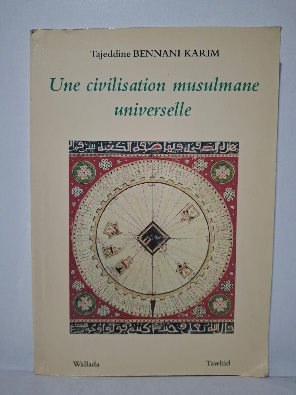 Une civilisation musulmane universelle Tajeddine Bennani-Karim Dans cet ouvrage, Tajeddine Bennani-Karim met en valeur les apports de la civilisation musulmane à l’humanité. Il aborde les domaines de la science, de la culture, de la spiritualité et de la pensée. L’auteur insiste sur les valeurs d’universalité, de tolérance et de dialogue entre les peuples. Le livre montre l’influence historique et culturelle du monde musulman dans la civilisation universelle.