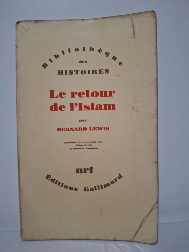 Dans cet ouvrage, Bernard Lewis étudie le retour de l’islam comme force culturelle et politique au XXe siècle. Il explique les causes historiques et sociales de cette renaissance religieuse dans plusieurs pays musulmans. L’auteur examine les relations entre islam, modernité et Occident. Le livre permet de mieux comprendre les transformations du monde musulman contemporain.
