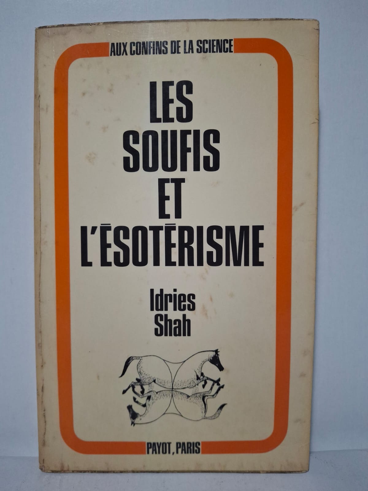 Les Soufis et l’ésotérisme Idries Shah Dans cet ouvrage, Idries Shah explique les origines et les pratiques du soufisme. Il montre que les soufis recherchent la connaissance intérieure et le développement spirituel. L’auteur aborde les symboles, les enseignements et les méthodes ésotériques de cette tradition. Le livre aide à comprendre le rôle du soufisme dans la spiritualité et la culture musulmanes.