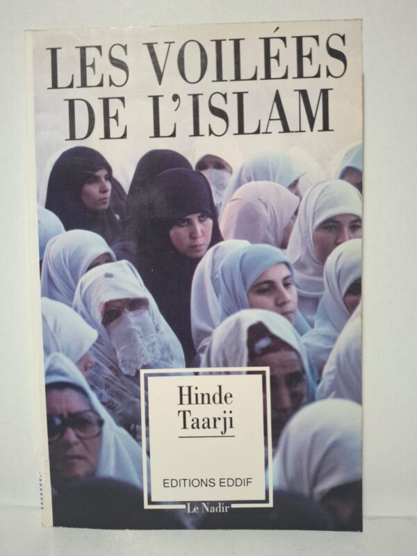 Hinde Taarji étudie le phénomène du voile dans différents contextes du monde musulman. Elle donne la parole à des femmes voilées pour comprendre leurs motivations et leurs expériences. L’auteure examine les dimensions religieuses, sociales et politiques du port du voile. Le livre offre une réflexion sur l’identité féminine et les transformations des sociétés musulmanes.