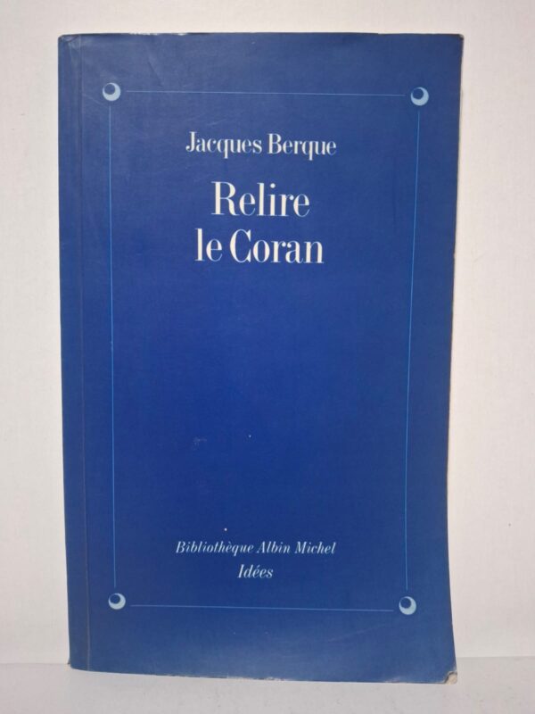 Jacques Berque analyse le texte coranique en mettant en valeur sa richesse littéraire et spirituelle. Il cherche à rendre le Coran plus accessible aux lecteurs contemporains. L’auteur étudie le contexte de la révélation et la portée universelle de son message. Le livre invite à une compréhension approfondie du Coran et de son influence sur les sociétés musulmanes.