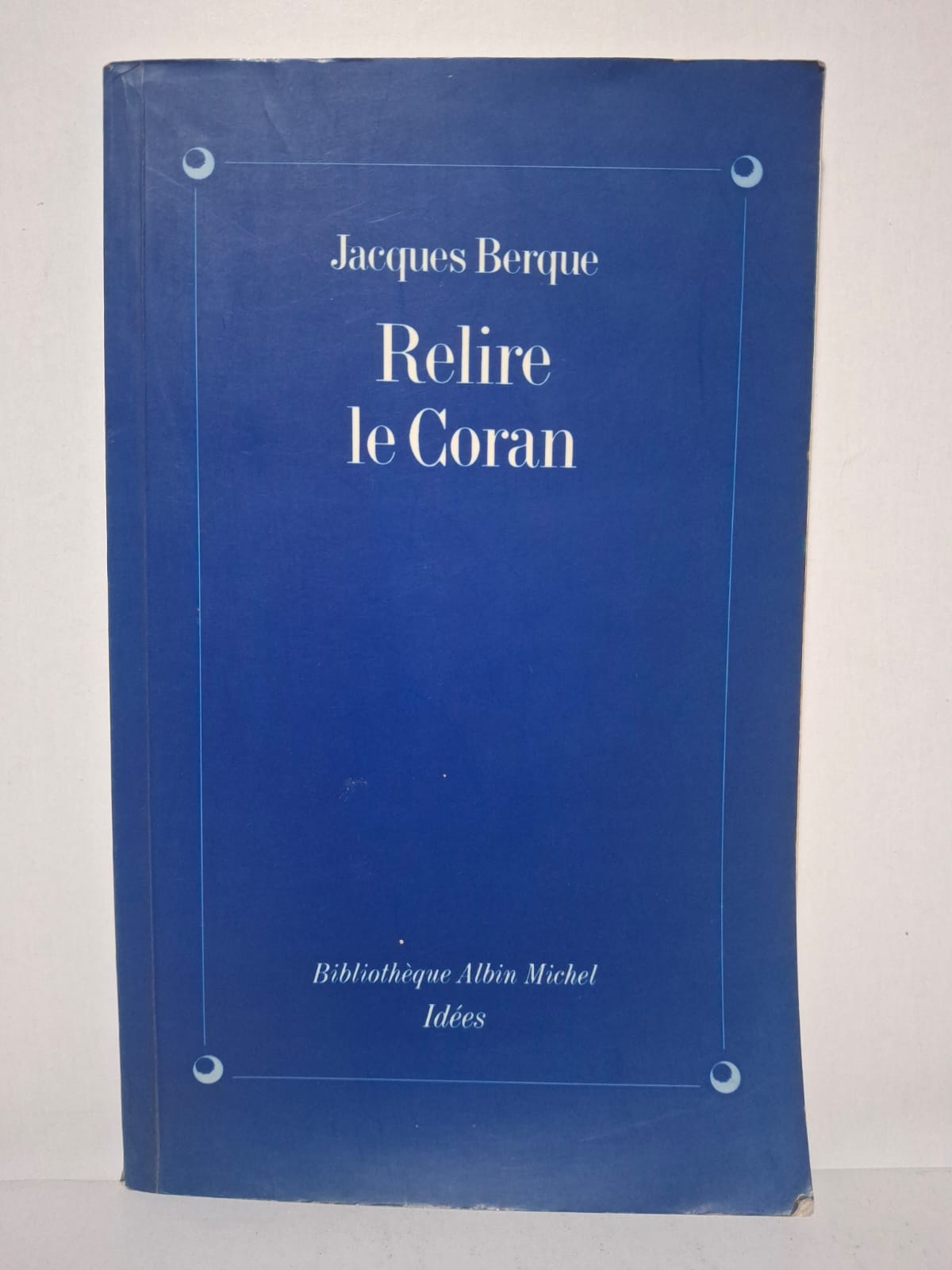Relire le Coran Jacques Berque Jacques Berque analyse le texte coranique en mettant en valeur sa richesse littéraire et spirituelle. Il cherche à rendre le Coran plus accessible aux lecteurs contemporains. L’auteur étudie le contexte de la révélation et la portée universelle de son message. Le livre invite à une compréhension approfondie du Coran et de son influence sur les sociétés musulmanes.