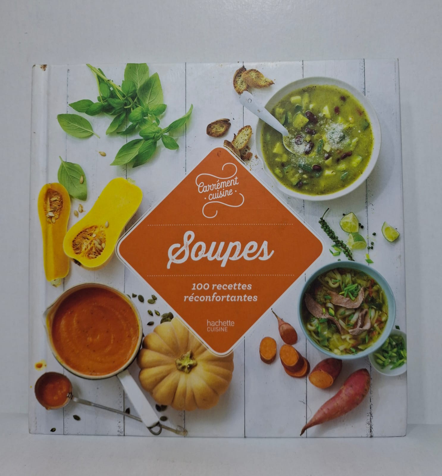 Soupes : 100 recettes réconfortantes Cet ouvrage rassemble une grande variété de recettes de soupes faciles à préparer. Il met en valeur des légumes, des herbes et d'autres ingrédients frais pour des plats équilibrés. Les recettes conviennent aussi bien aux repas quotidiens qu'aux occasions spéciales. Le livre aide les lecteurs à réaliser des soupes nourrissantes, créatives et pleines de saveurs.
